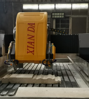 3つの軸線の線形石造りのプロフィールの打抜き機15kw