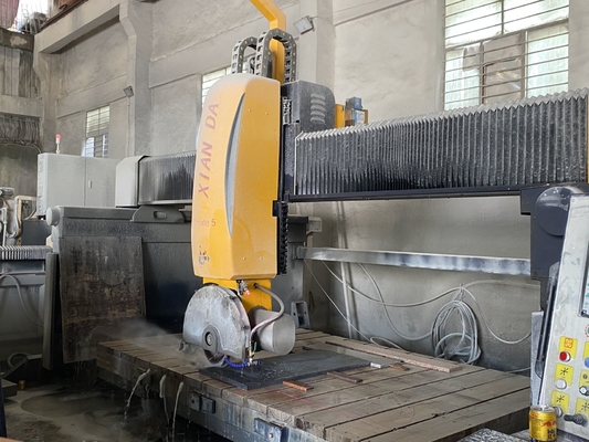 5100kg ブリッジ切断機 自動テーブル移動 15m3/h 水消費