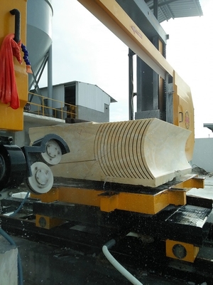 補強されたConcrerteは大理石のダイヤモンド ワイヤーに見た石11.5mmを切ることを用具を使う