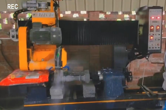 高効率のCNC 2pcs バラスター切断機 キングポスト 道路障壁
