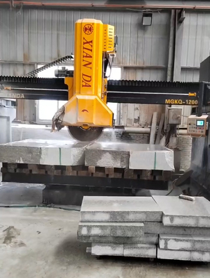 4コラムの中央ブロック カーブストーン用切断機