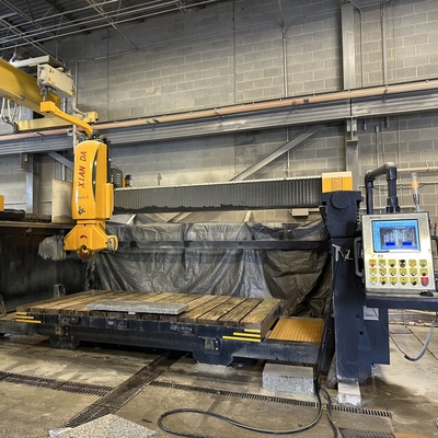 18.5KWのパワーと8000kgの総重量を持つ自動テーブル移動ブリッジソー切断機