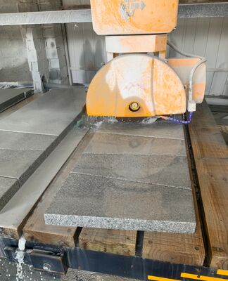 3200x2000mm作業台と15kw/18.5kwモーター出力の4+1軸ブリッジ切断機（精密石材切断用）