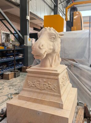 インターポレート制御とBT40スピンドルを持つ6軸のCNCロボット石切断機 3100mmまでの大規模彫刻用