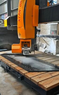 5軸ブリッジソー切断機 15kw メインパワーと自動テーブル移動