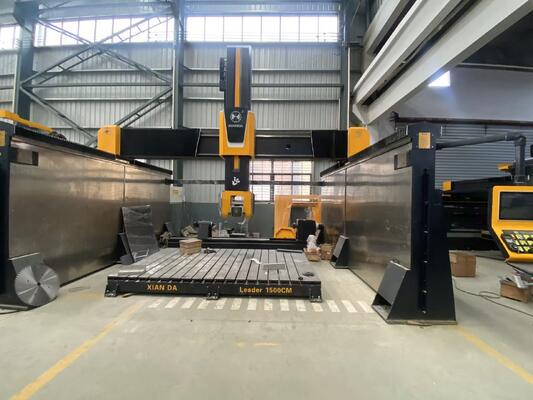 5 軸 CNC ルータ 20 kW BT40 スピンドル 精密石切削のための真の5 軸同時制御とハイブリッドテーブル設計