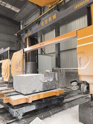 XIANDA CNC-2500SA 高精度CNCダイヤモンドワイヤーソーマシン、20トン積載容量、360度サーボ回転テーブル（石材プロファイリング用）