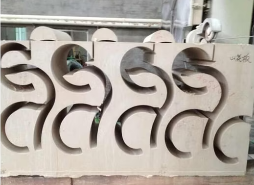 XIANDA CNC-2500SA 高精度CNCダイヤモンドワイヤーソーマシン、20トン積載容量、360度サーボ回転テーブル（石材プロファイリング用）