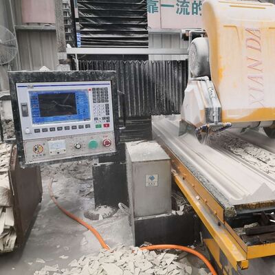 ダブルブレード切断と頑丈な溶接鋼フレームを備えた PLC 制御ストーンラインプロファイリングマシン