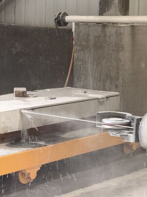 最大加工サイズ2500×3000×1500mm、高精度減速機＆サーボモーター搭載 4軸CNCダイヤモンドワイヤーソー切断機