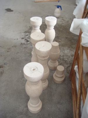 Balusterの固体コラムの手すりの手すりの柱のポーランド機械500mm 600mm
